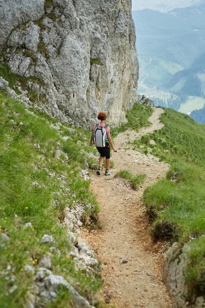 Vrouw lopen een steile trail — Stockfoto