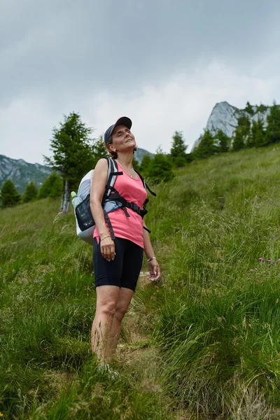 Woman walking a steep trail — Stock Photo, Image