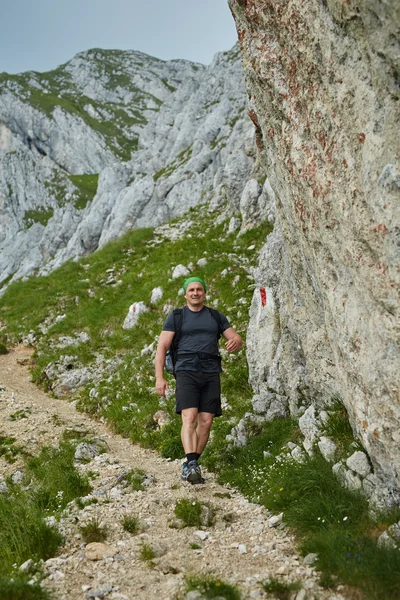 Mann wandert auf Wanderweg bergab — Stockfoto