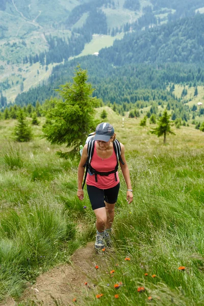 Mulher caminhando uma trilha íngreme — Fotografia de Stock