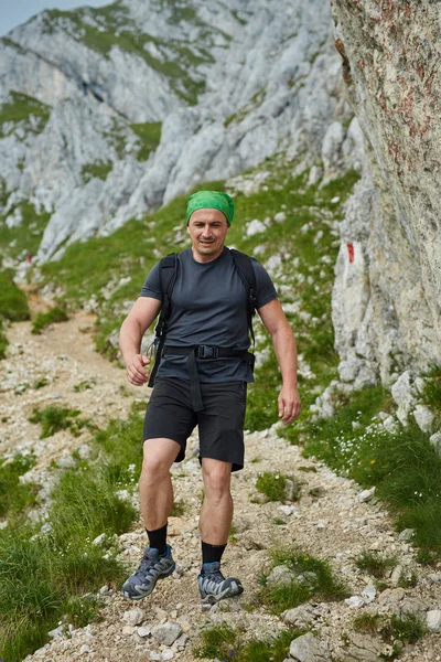 男道の下り坂をハイキング — ストック写真