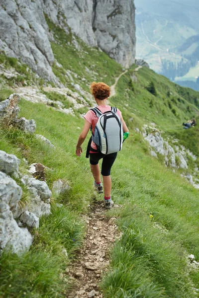 Woman walking a steep trail — Stock Photo, Image