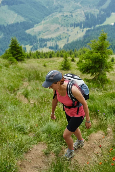 Vrouw lopen een steile trail — Stockfoto