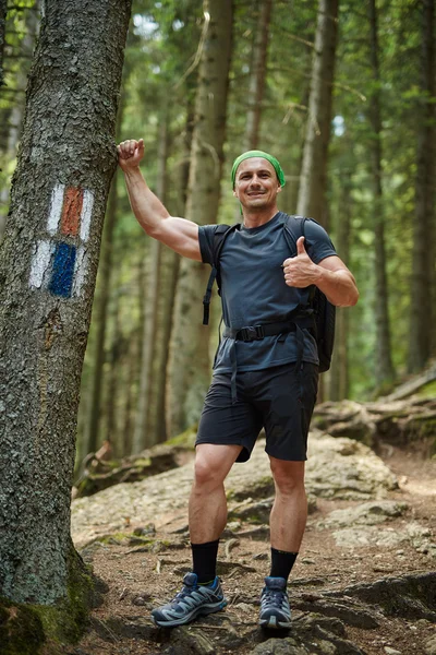 Wandelaar met duim omhoog — Stockfoto