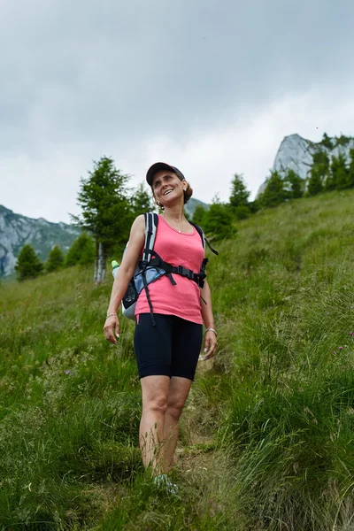 Woman walking a steep trail — Stock Photo, Image