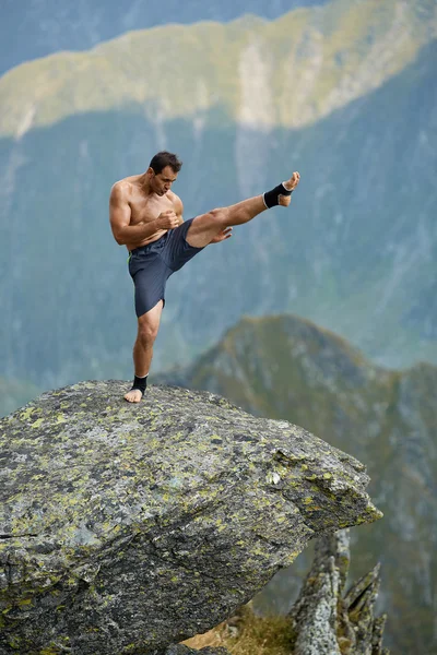 Kickboxer σκιαμαχία στα βουνά Φωτογραφία Αρχείου