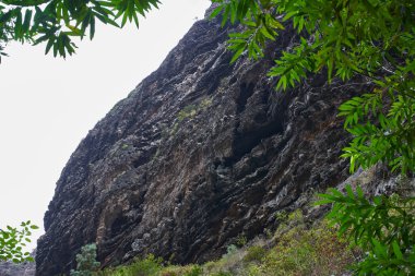 Karanlık, engebeli kaya rafları vadiyi tanımlar, sulu kaktüslerin varlığı ile noktalanır ve ovalanır..