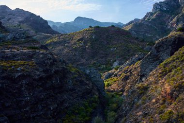 Afur ve Taganana arasındaki zorlu yol kayalık, subtropikal bir yamaçtan geçiyor..