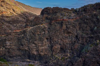 Anaga 'da kayalık oluşumları ve Afur' dan Taganana 'ya uzanan yolda kuru bitki örtüsü olan engebeli bir astropikal dağ yamacı.