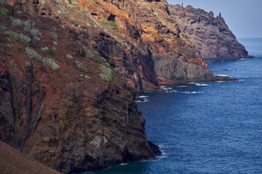 Sulu sularla kaplı saf volkanik duvarlar, Anaga sırasından Tamadiste plajı yakınlarındaki derin mavi Atlantik 'e çarpıcı bir şekilde düşer..