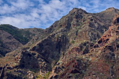 Katmanlı kaya oluşumlarıyla engebeli volkanik tepeler ve Tenerife 'nin Anaga dağlarında seyrek bitki örtüsü.