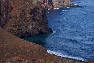 Sulu sularla kaplı saf volkanik duvarlar, Anaga sırasından Tamadiste plajı yakınlarındaki derin mavi Atlantik 'e çarpıcı bir şekilde düşer..