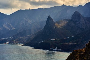 Taganana 'nın sahil köyü Tenerife' deki Atlantik kıyıları boyunca uzanan dramatik Roque de Las Animas zirvesinin altına kurulmuştur.