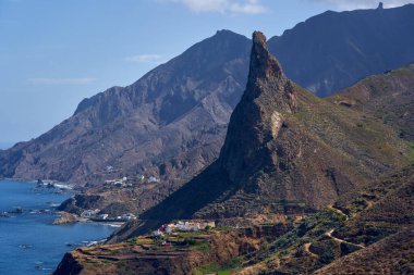 Taganana 'nın sahil köyü Tenerife' deki Atlantik kıyıları boyunca uzanan dramatik Roque de Las Animas zirvesinin altına kurulmuştur.