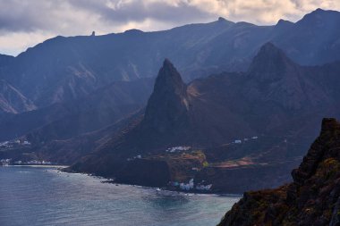 Taganana 'nın sahil köyü Tenerife' deki Atlantik kıyıları boyunca uzanan dramatik Roque de Las Animas zirvesinin altına kurulmuştur.