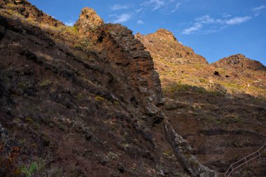 Katmanlı bazalt katmanlı volkanik kaya oluşumları ve Anaga dağlarında yürüyüş parkurları.