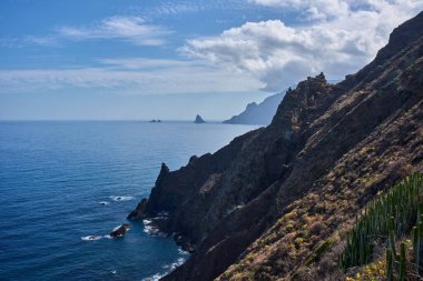 Atlantik Okyanusu 'na inen sarp volkanik kayalıklarıyla dramatik Anaga kıyıları ve sisli ufuktaki uzak deniz yığınları.