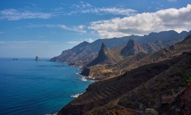 Roque de las nimas gökyüzünü delip geçiyor, dramatik Anaga aralığıyla desteklenen tarihi Taganana köyünün başında nöbet tutuyor..