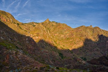 Erotik yamaçlar ve keskin tepeler Anaga Dağları 'nı karakterize eder. Kaya katmanlarının minimum bitki yaşamının üzerinde yükseldiği yer..
