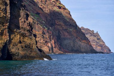 Anaga kıyısındaki Atlantik Okyanusu 'ndan yükselen katmanlı mineral yataklarıyla renkli volkanik deniz kayalıkları