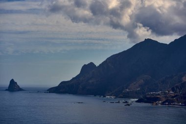 Anaga kıyı şeridi manzarası Almaciga ve Benijo köyleri dramatik volkanik dağların ve bulutlu gökyüzünün altında yuva yapmış.