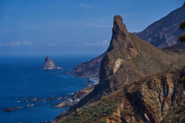 Majestic bazalt monolit geniş Anaga sıradağlarıyla çelişen küçük kıyı yerleşimine bakar..