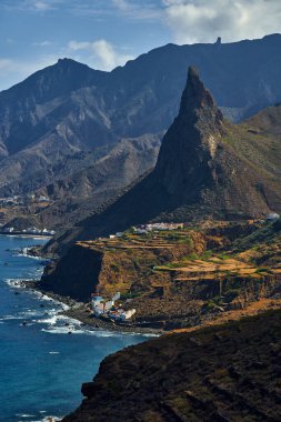 Roque de las nimas gökyüzünü delip geçiyor, dramatik Anaga aralığıyla desteklenen tarihi Taganana köyünün başında nöbet tutuyor..