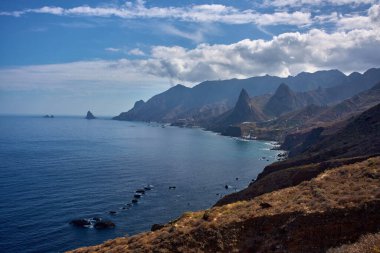 Taganana Tenerife Kanarya Adaları yakınlarındaki Anaga bölgesinde Atlantik kıyı şeridi boyunca uzanan volkanik tepeleri ve köyleriyle dramatik kıyı manzarası