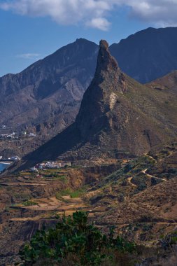 Roque de las Animas kaya kulesi Taganana kıyı köyünün üzerinde dramatik Anaga dağ zeminiyle yükseliyor.