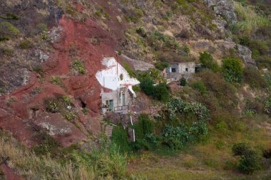 Afur köyü Anaga Dağları 'ndaki teraslı bahçeli volkanik yamaçlara inşa edilmiş beyaz troglodit mağarası Tenerife Dağları