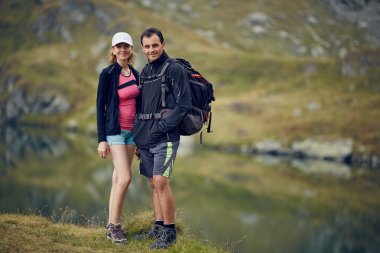 bir dağ gölü poz yürüyüşçü