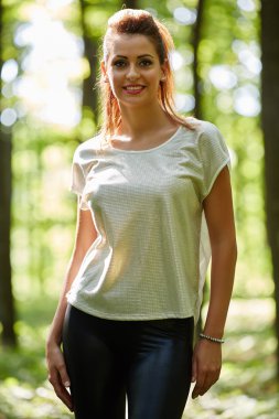 genç güzel kadın kılığında