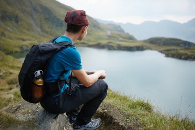 Göl kenarında backpack çocukla uzun yürüyüşe çıkan kimse