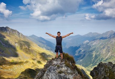 Mutlu adam kollarını kaldırdı