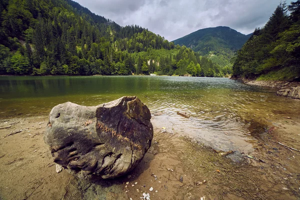 带湖泊的山地景观 — 图库照片
