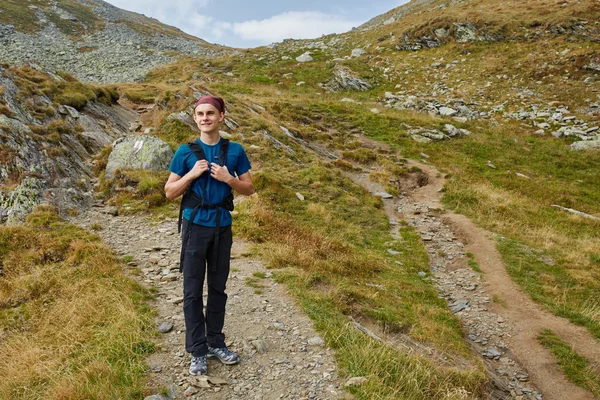 Teenager hiker on trail — Stock Photo, Image