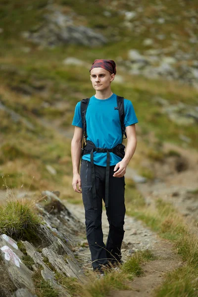 Caminhante adolescente em trilha — Fotografia de Stock