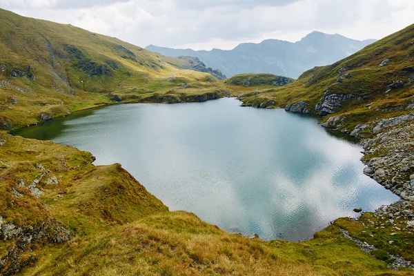 Horská krajina s krásné jezero — Stock fotografie