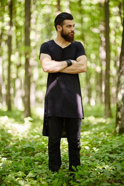 Uomo alla moda nella foresta di quercia — Foto Stock