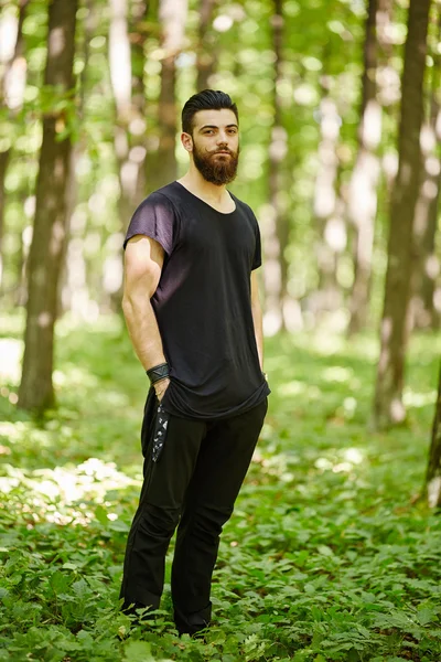 Uomo alla moda nella foresta di quercia — Foto Stock