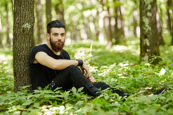 El hombre a la moda en el bosque de robles — Foto de Stock