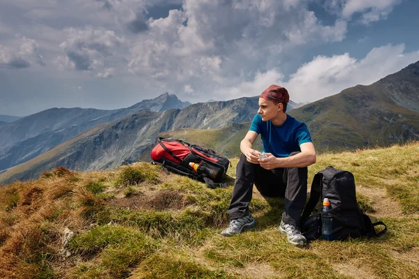Teenager hiker on trail — Stock Photo, Image