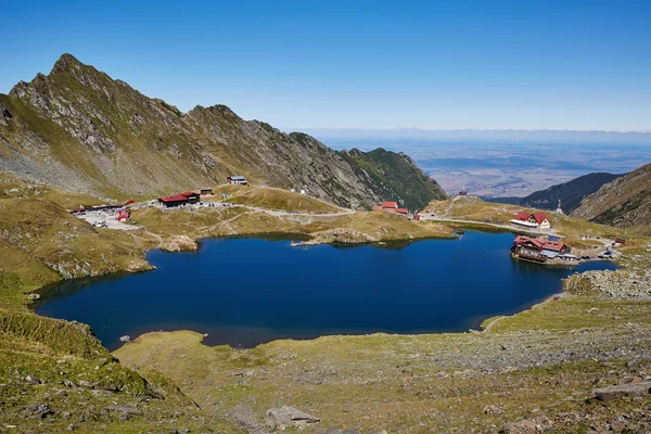 Horská krajina s krásné jezero — Stock fotografie