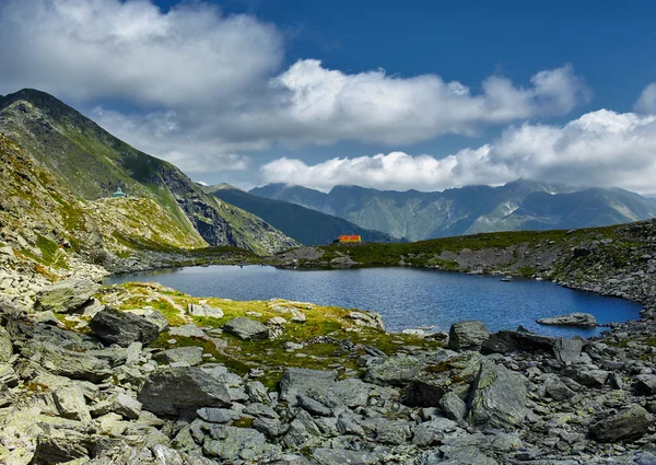 Гірський пейзаж з озером — стокове фото