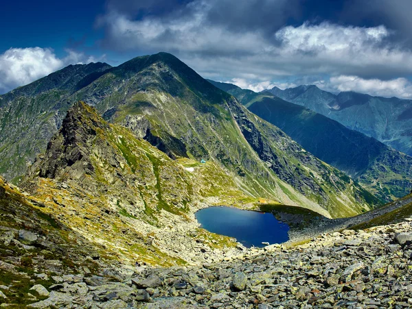 Horská krajina s jezerem — Stock fotografie