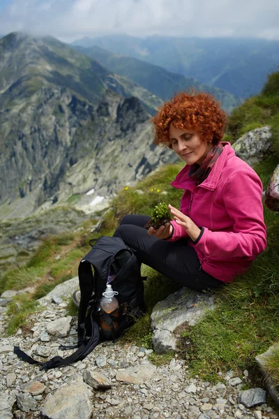 Mujer descansando en un sendero de montaña —  Fotos de Stock