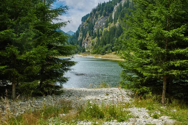 Paisagem montanhosa com lago — Fotografia de Stock