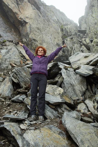 Mujer disfrutando de la libertad en vacaciones de montaña —  Fotos de Stock