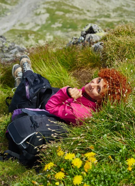 登山道上の女性 — ストック写真