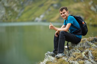 Göl kenarında backpack çocukla uzun yürüyüşe çıkan kimse